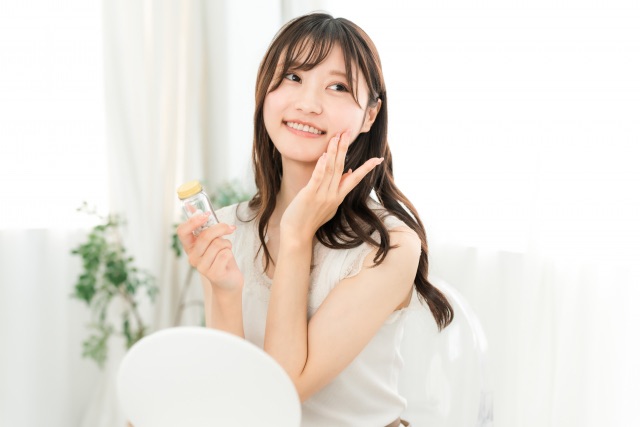 美白ケアをしている女性