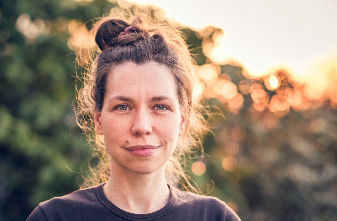 シミとホクロに悩む女性