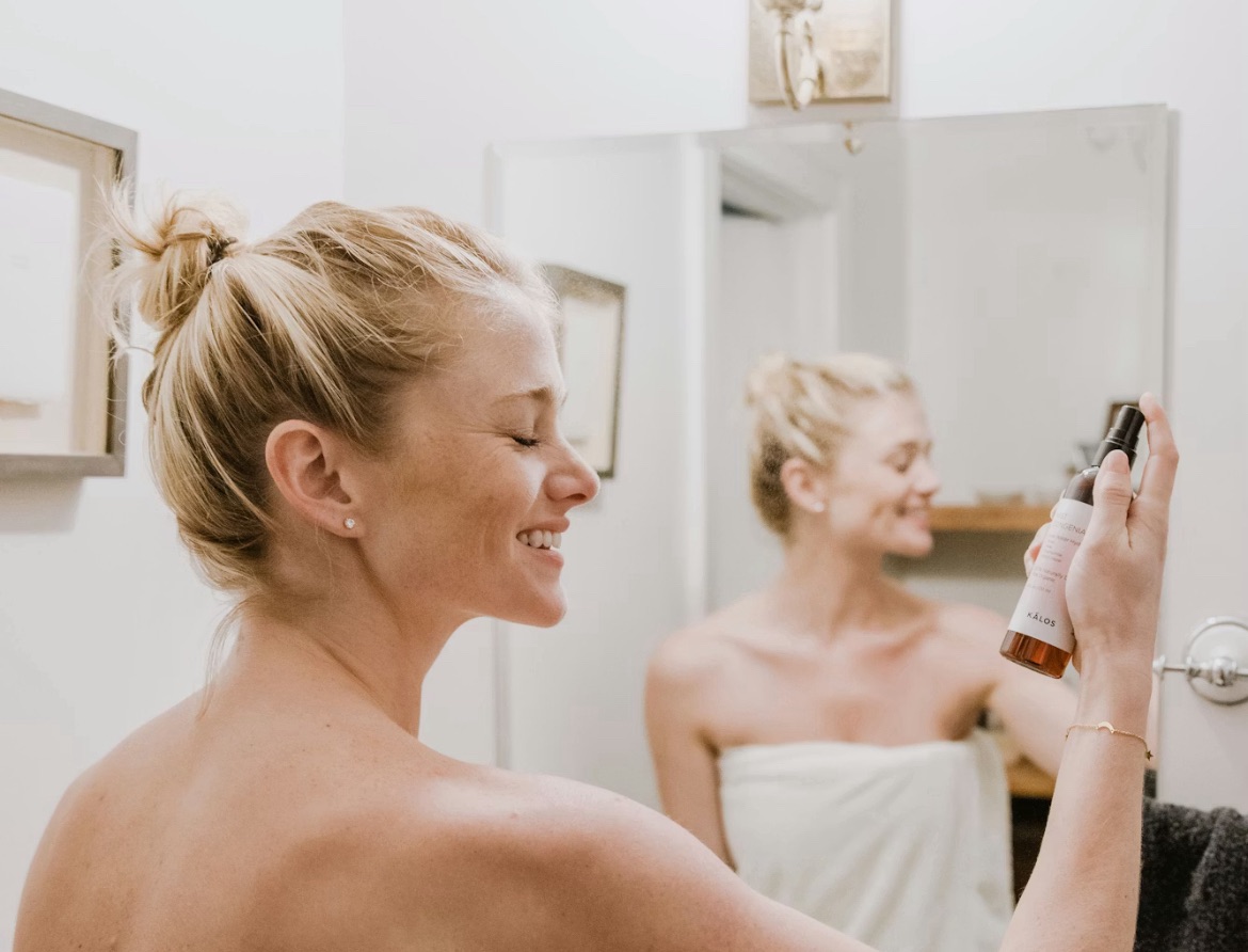 スキンケアをする女性の画像